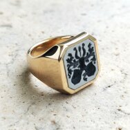 Handcrafted 18k yellow gold signet ring with light-colored agate and engraved family crest