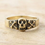 Handcrafted gold skull ring with sculpted skull and crossed bone details