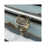 Vintage USA Schlüssel als Ring aus Messing auf alter verchromter Oldtimer Stoßstange