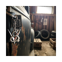 V8 Schlüsselanhänger aus Sterling Silber im Garagen-Ambiente am Fahrzeug – Hot-Rod Accessory, Oldtimer Schlüssel