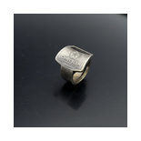 Ring aus Original-Autoschlüssel, Muscle-Car Emblem, dunkles Setup.