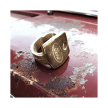 Breiter Statement Ring aus altem Autoschlüssel, Messing, auf rotem Oldtimerlack.