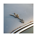 Handgefertigter V8 Schlüsselanhänger mit Schlüsselbund auf hellblauem Oldtimer-Lack.