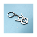 V8 Schlüsselring aus 925 Sterling Silber in schräger Ansicht auf blau patiniertem Lack – klassischer Auto-Schmuck, handgemacht