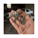 Hand hält einen Messing‑V8 Schlüsselanhänger – ideal für Muscle‑Car‑Fans, Gearheads, US‑Car‑Liebhaber und Hot‑Rod‑Freunde.