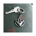 V8 Emblem Schlüsselanhänger aus Sterling Silber auf grüner, patinierter Motorhaube – Auto-Schmuck für Classic-Car Fans