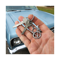 V8 Schlüsselanhänger aus 925 Silber in der Hand vor blauem Klassiker – robustes Accessoire für US-Car, Oldtimer & Hot-Rod