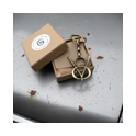 V8 Schlüsselanhänger aus Messing in Geschenkbox auf Motorhaube – ideales Geschenk Herren.