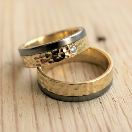 Bicolor Trauringe aus Gold mit Hammerschlag Struktur und Brillantbesatz