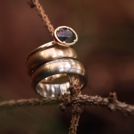 Verlobungsring aus Gold mit Edelstein und handgefertigtem Ringdesign