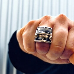 Handgefertigter Silberring in Form einer Oldtimer-Autofront Scheinwerfern an männlicher Hand, Frontansicht des Fahrzeugs sichtbar