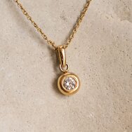 Handgefertigter Anhänger aus 750er Gelbgold mit gefasstem Brillanten