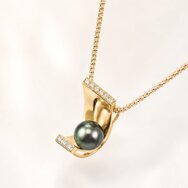 Handgefertigter Unikat-Anhänger aus 750er Gelbgold mit echter Tahiti-Perle und Brillantbesatz